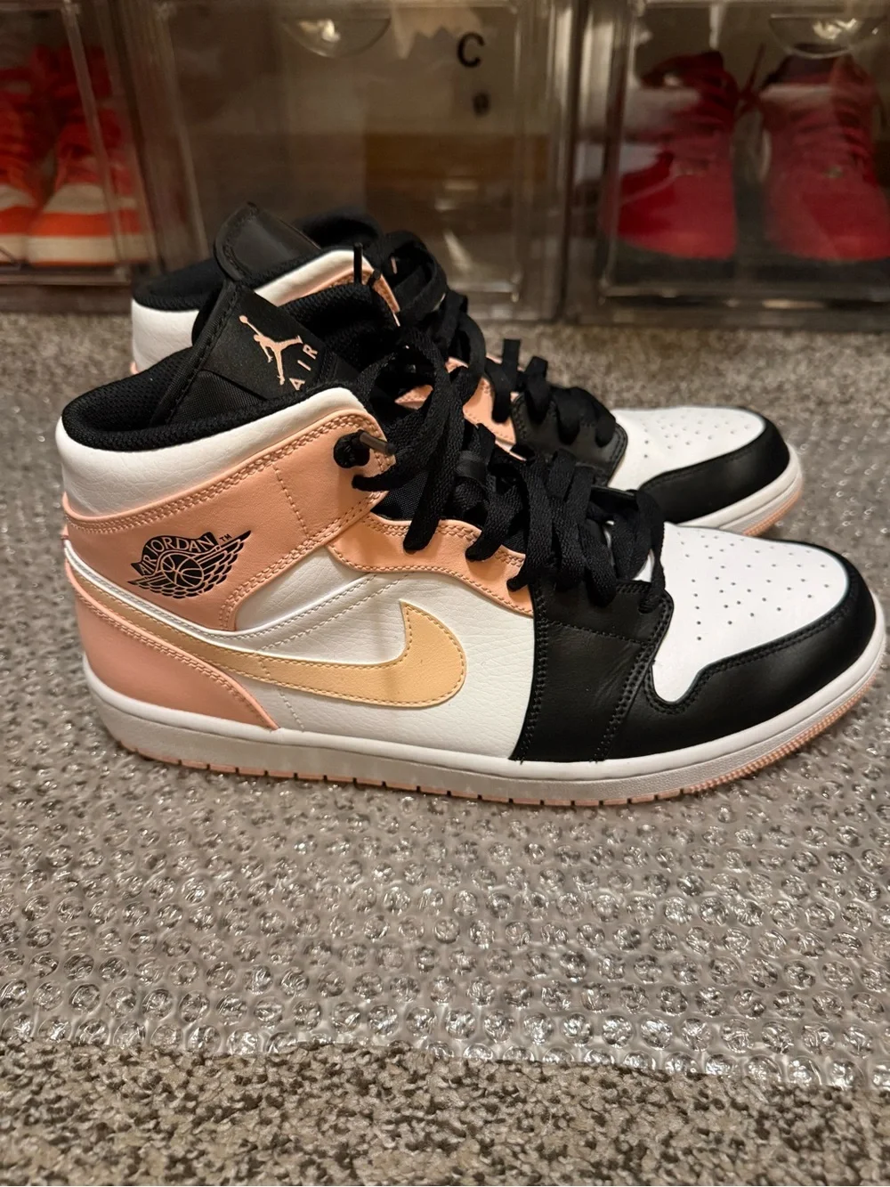 Jordan 1 Mid crimson
